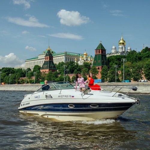 На каютной яхте «Вальяжная» по центру Москвы