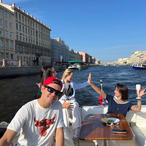 Петербург с воды и разводные мосты: на катере Mustang с капитаном