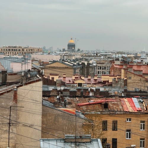 Петербург 4 в 1: дворы, парадные, коммуналки и крыша