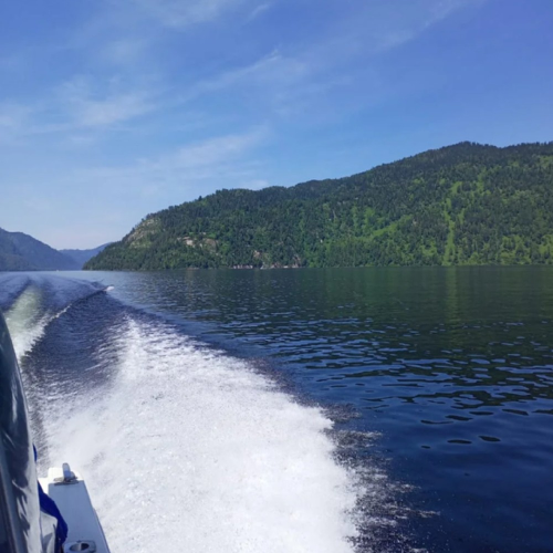 По Телецкому озеру на катере с прогулкой к водопадам