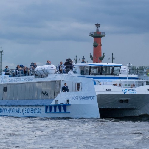 Мегатур 2 в 1: в Кронштадт и Петергоф по воде на скоростных судах