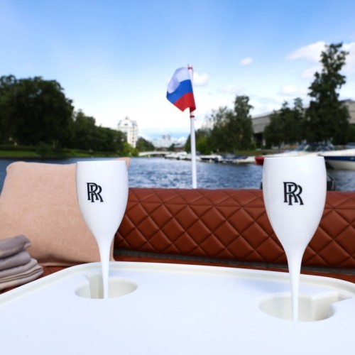 На стильном катере — к самому высокому зданию Европы