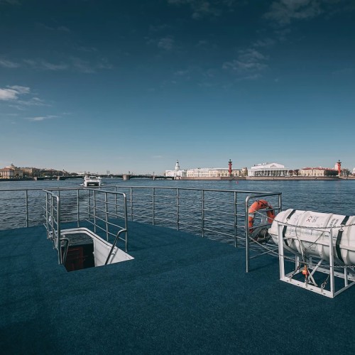 Прогулка на теплоходе с аудиогидом — от набережной Макарова до Финского залива