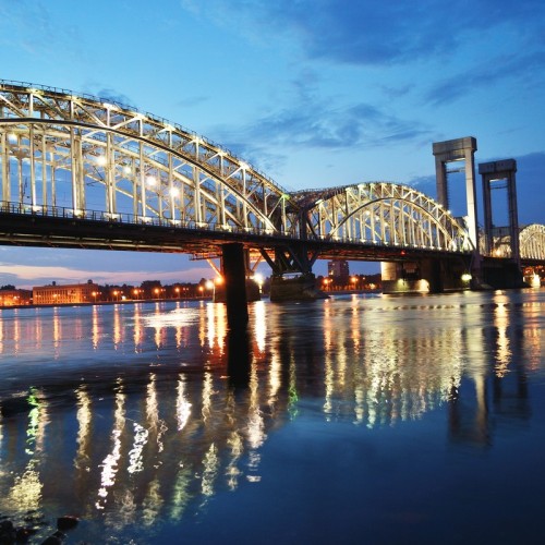 На автобусе и теплоходе по ночному Петербургу