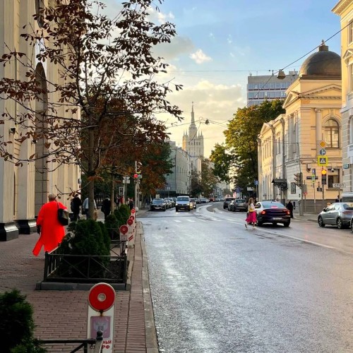Истории женщин old money на прогулке по Поварской улице