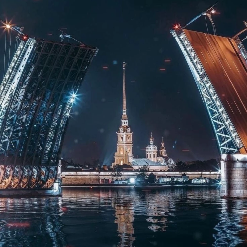 Петербург в летнюю ночь: атмосферная прогулка на катере и развод мостов