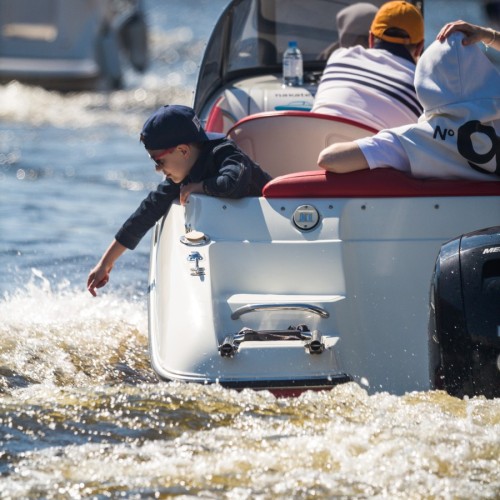 На ярком катере — по рекам и каналам Петербурга