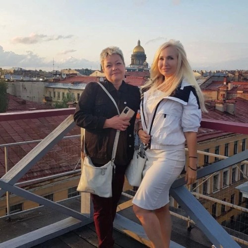 По секретным барам — на премиальном авто с панорамной крышей