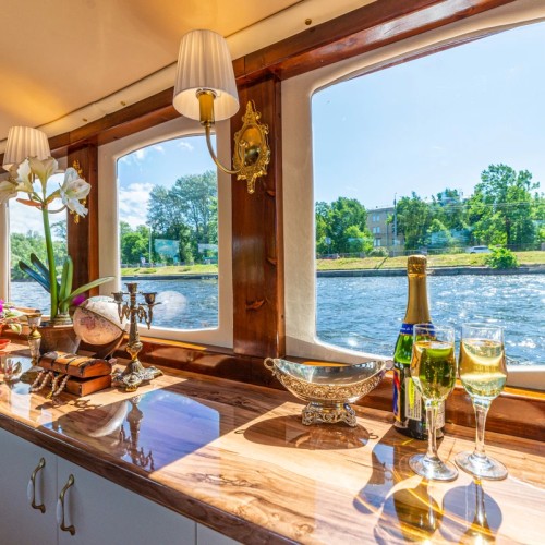 Город горожан: по Петербургу на уютном катере