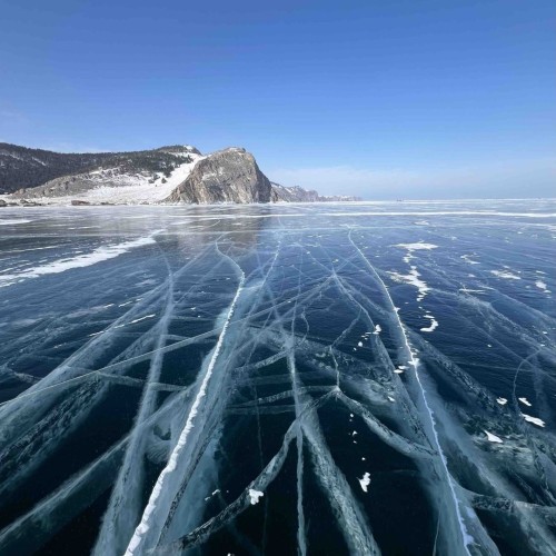 Зимняя рыбалка на льду Байкала своей компанией