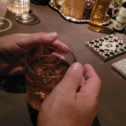 По секретным барам — на премиальном авто с панорамной крышей