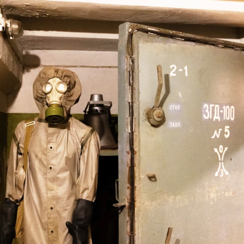 Спуск в подземное противоядерное убежище Петербурга