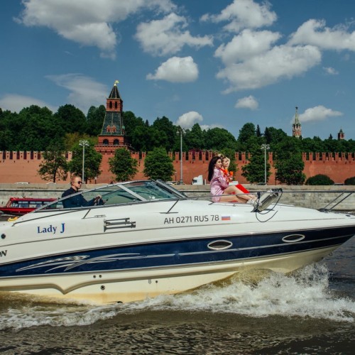 На каютной яхте «Вальяжная» по центру Москвы
