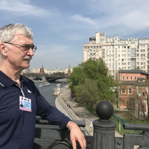 Вокруг Дома на набережной с его жителем