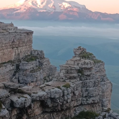 Пик звездопада Персеиды: ночь на плато Канжол в палатках с видом на Эльбрус