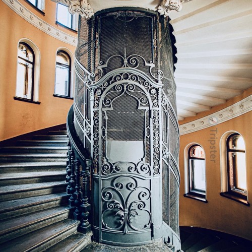 Приватный Петербург за закрытыми дверями: парадные лестницы и дворы-колодцы