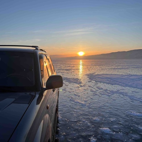 Зимняя рыбалка на льду Байкала своей компанией
