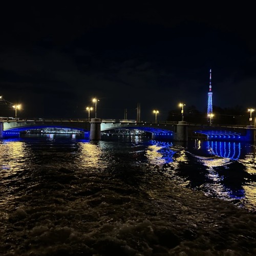 К разводным мостам — на ночном теплоходе