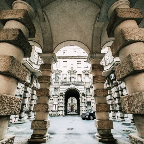 Секреты и лабиринты Петроградской стороны: дворы, парадные, легенды