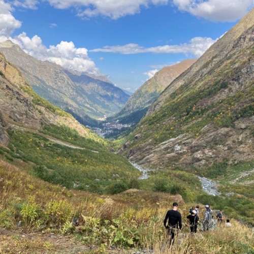 Прогулки по Домбаю: треккинги налегке к ущельям, горам и озёрам
