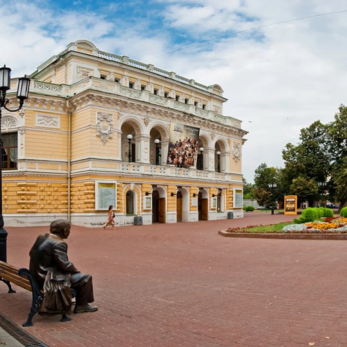 Исторический портрет Нижнего Новгорода на фоне Большой Покровской