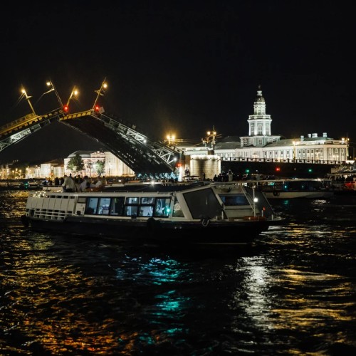 На теплоходе к разводным мостам Петербурга!
