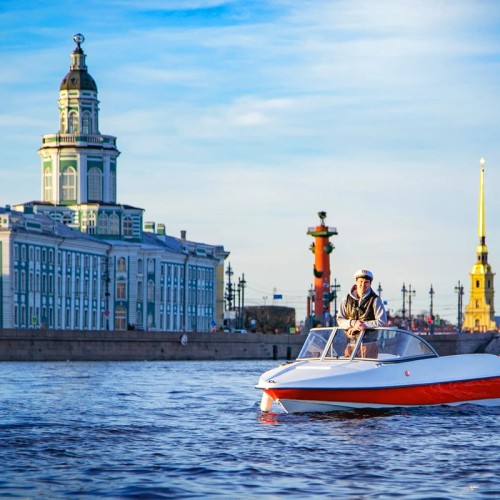 На катере — к центральным достопримечательностям, островам или просторам залива