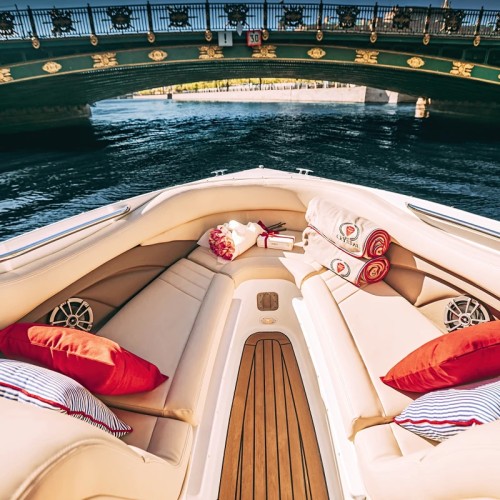 По Петербургу — на премиальном катере