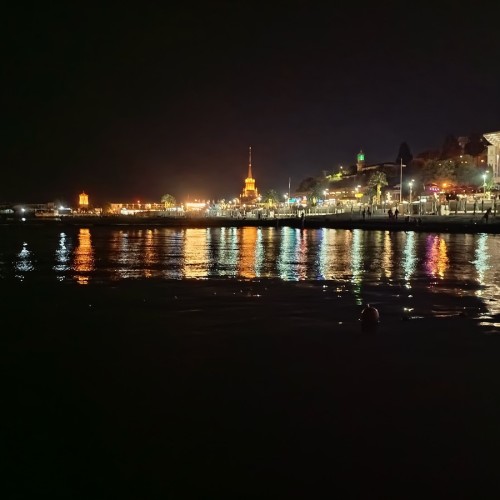 Ночная прогулка на яхте — вдоль берега Сочи