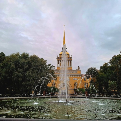 Полуденный выстрел и колоннада Исаакиевского собора