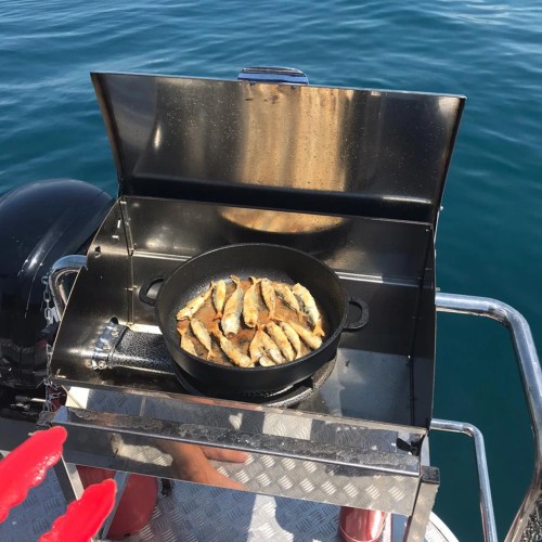 Морская рыбалка в Адлере с приготовлением улова на борту