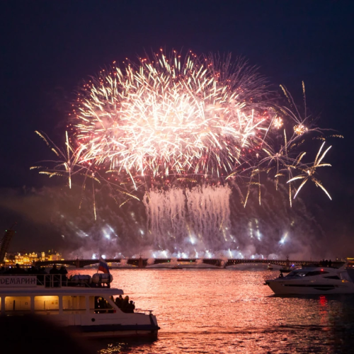 Салют Победы с теплохода: главный фейерверк страны