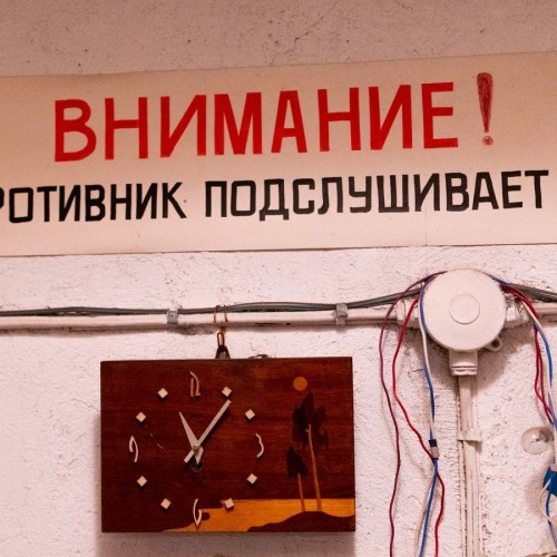 Спуск в подземное противоядерное убежище Петербурга в группе