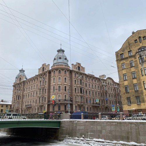 На стыке двух эпох: променад по Петроградке в мини-группе