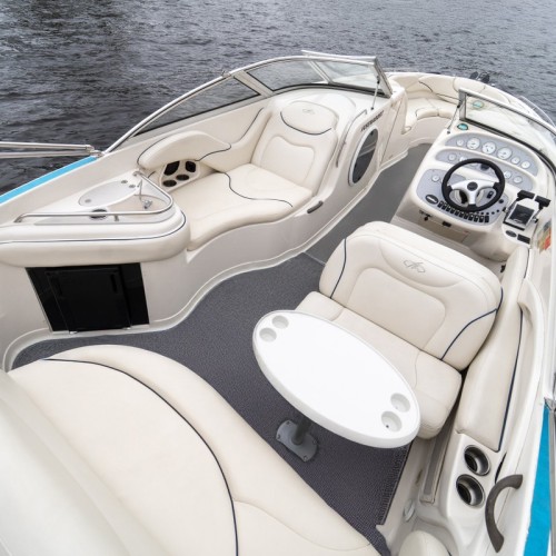 На роскошном катере — по рекам и каналам Санкт-Петербурга