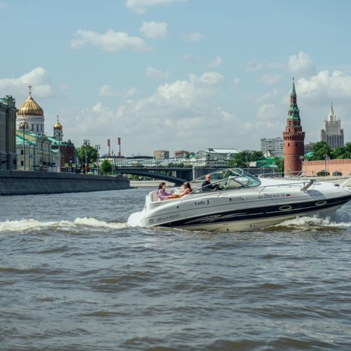 На каютной яхте «Вальяжная» по центру Москвы
