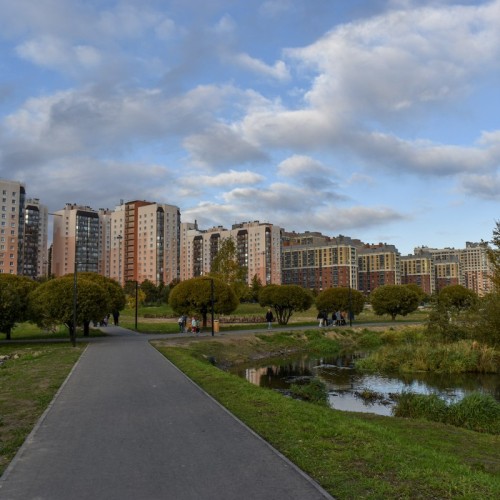 Кудрово: город цветных гигантов через дорогу от Петербурга