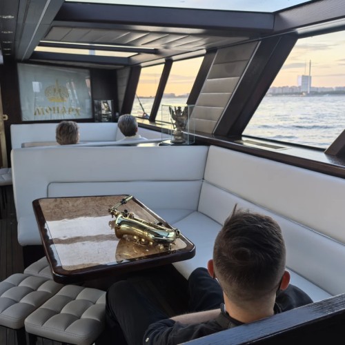 Вояж на элитном теплоходе в сопровождении гида и живой музыки