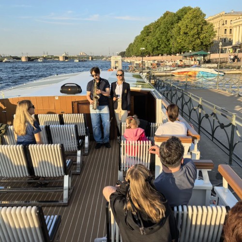 Вояж на элитном теплоходе в сопровождении гида и живой музыки