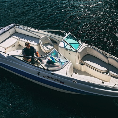 По Петербургу — на индивидуальном катере