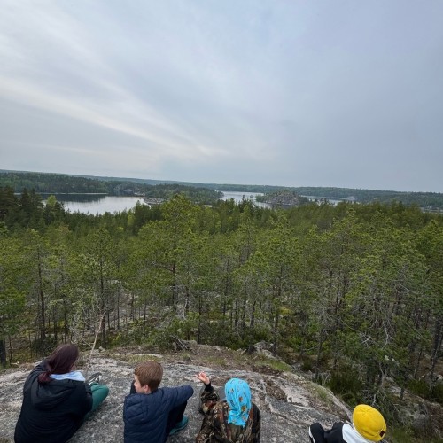 На остров за приключениями: семейный отдых на Ладоге с палатками, вожатыми и няней