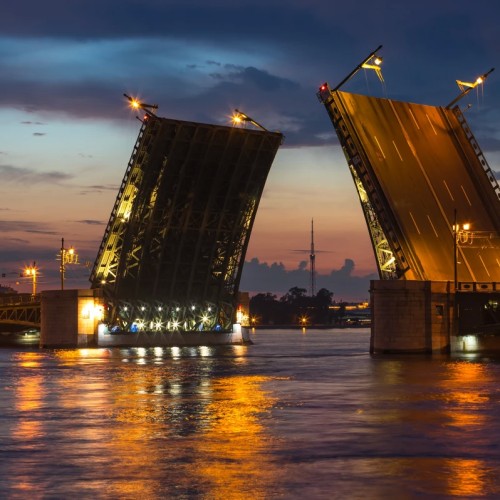 Ночной круиз вдоль парадных набережных и разведённых мостов Санкт-Петербурга