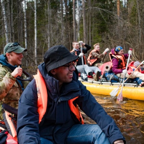 На катамаранах по Юрюзани: сплав «всё включено» с баней и проживанием в домиках
