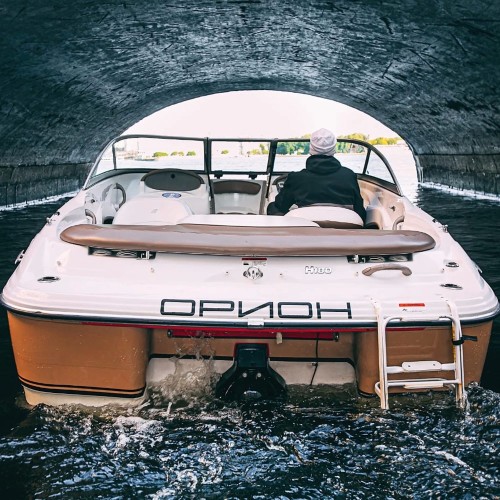 По Петербургу — на индивидуальном катере