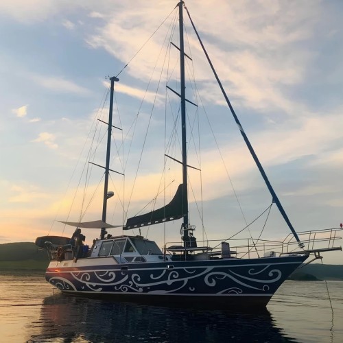 По волнам Японского моря на яхте с маской, сапом и деликатесами (мини-группа)