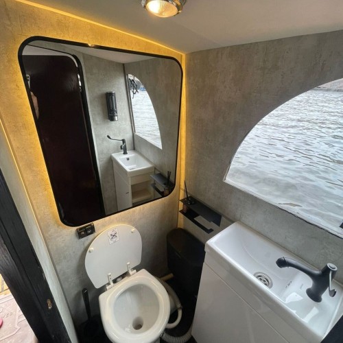 Путешествие по водным артериям Петербурга на катере «Юность»