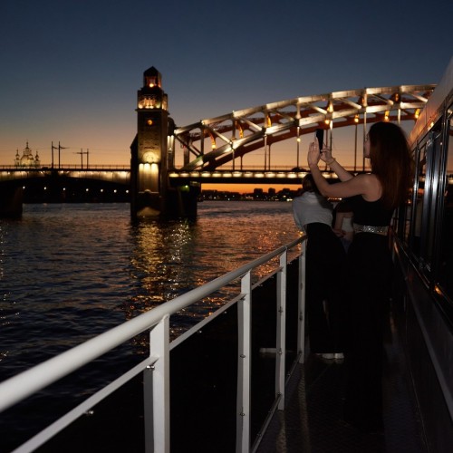 Пять разводных мостов — на теплоходе с гидом