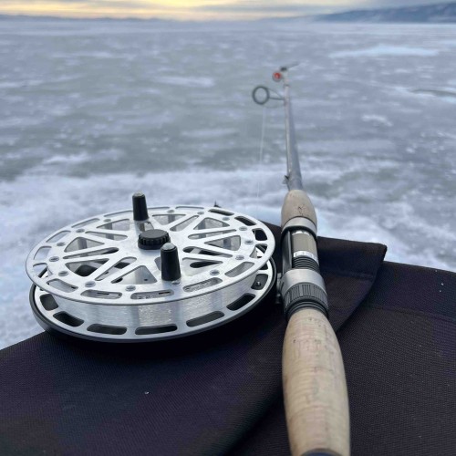 Зимняя рыбалка на льду Байкала своей компанией