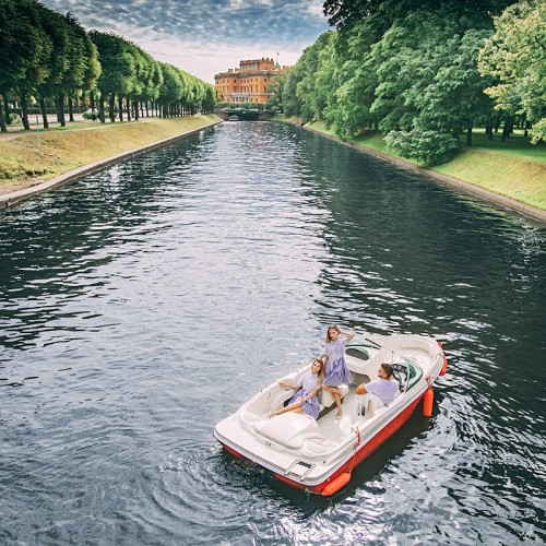 Обзорная прогулка на катере по рекам и каналам Санкт-Петербурга