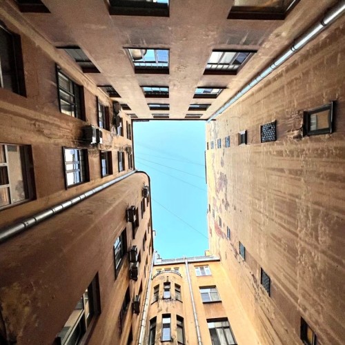 Доходные дома, дворы-колодцы и парадные лестницы